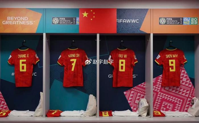 目前勒沃库森在德甲、欧联杯和德国杯三线并进：联赛先赛一场领先拜仁4分；欧联杯5战全胜锁定小组头名；德国杯已经晋级8强。